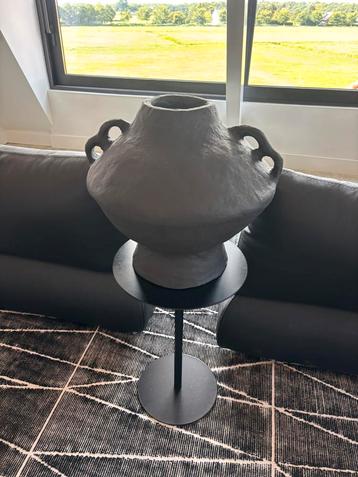Grote pot/vaas papier mache beschikbaar voor biedingen
