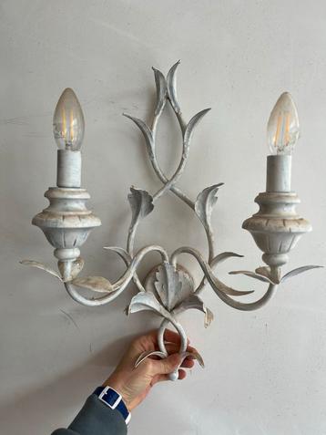 Witte Wandlamp met Bladeren beschikbaar voor biedingen