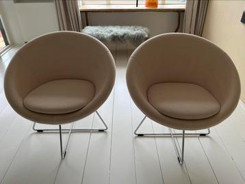 2x cremekleurig kuipstoeltje