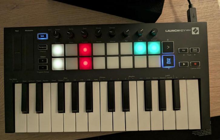Launchkey mini mk3, Muziek en Instrumenten, Midi-apparatuur, Zo goed als nieuw, Ophalen