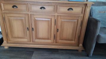 Houten Dressoirkast met Lades en Deuren beschikbaar voor biedingen