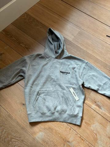 Essentials hoodie beschikbaar voor biedingen