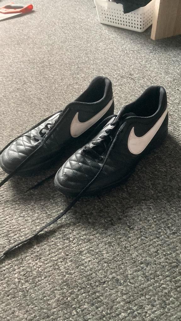 Zaalvoetbalschoenen Nike - zsm weg teab, Sport en Fitness, Voetbal, Gebruikt, Schoenen, Maat M, Ophalen