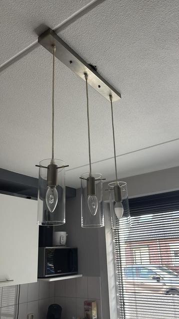 Moderne hanglamp met 3 glazen kappen beschikbaar voor biedingen