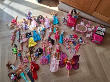 Heel veel barbies met toebehoren beschikbaar voor biedingen