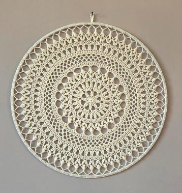 Mooie gehaakte gebroken wit mandala 40 cm beschikbaar voor biedingen