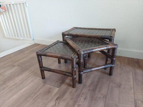 Vintage mimiset nesting tables. Manou rotan glas, Huis en Inrichting, Tafels | Bijzettafels, Gebruikt, Rechthoekig, Minder dan 45 cm