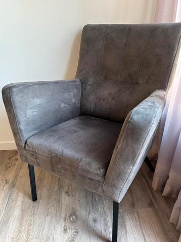 2 grijze stoelen super netjes beschikbaar voor biedingen