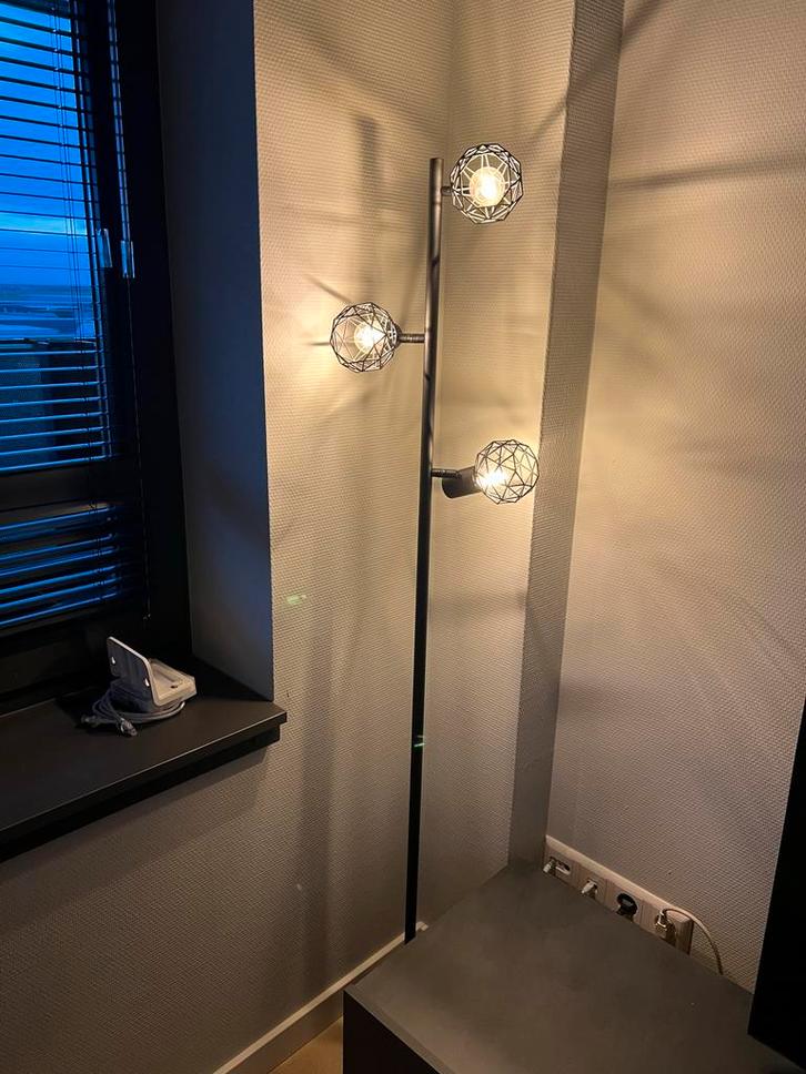 Stijlvolle staande lamp, Huis en Inrichting, Lampen | Vloerlampen, Gebruikt, 100 tot 150 cm, Metaal, Ophalen of Verzenden