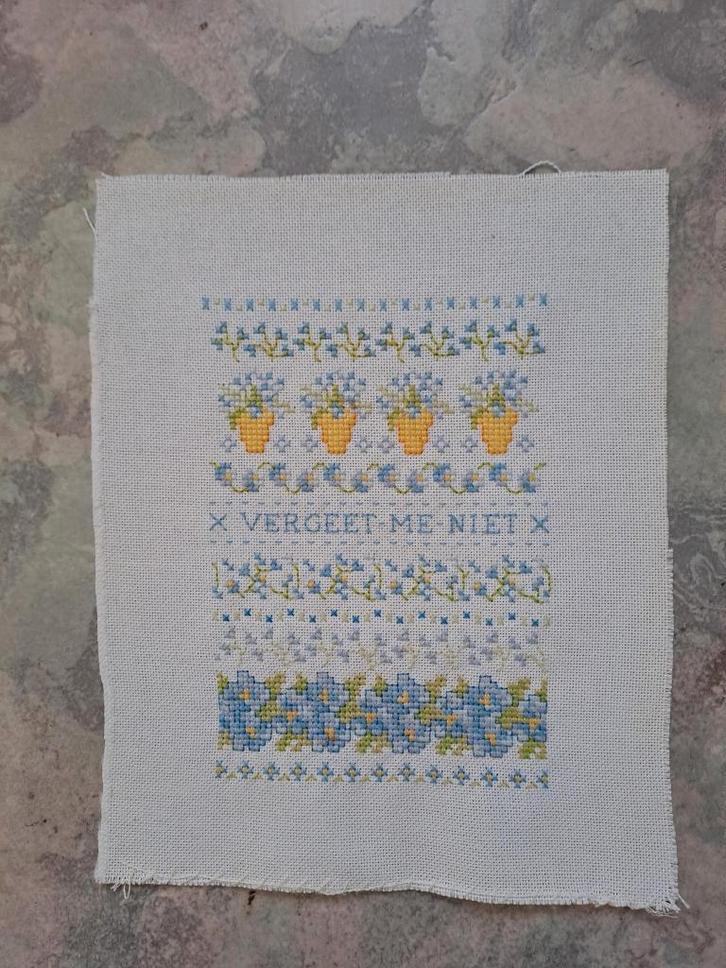 2 x Borduurwerk "Vergeet mij niet", Hobby en Vrije tijd, Borduren en Borduurmachines, Gebruikt, Onderdeel of Toebehoren, Handborduren