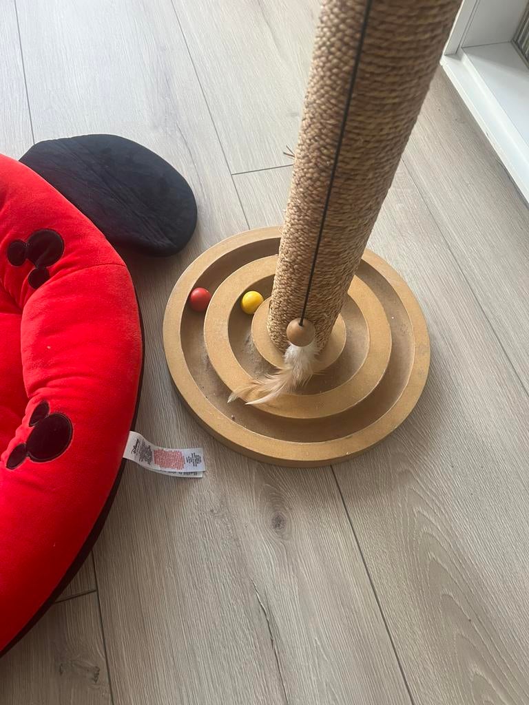 Nieuwe kattenslaapmand xl en krabpaal met speeltjes, Dieren en Toebehoren, Ophalen of Verzenden, Zo goed als nieuw, Krabpaal