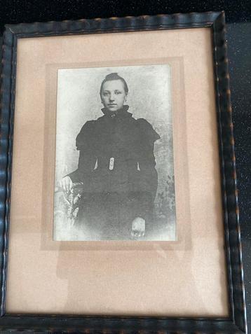 Antieke foto van een jonge vrouw in lijst beschikbaar voor biedingen