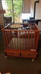 Leuke, handige, bruine box op zwenkwielen, Kinderen en Baby's, Boxen, Ophalen, Gebruikt, Vierkant, In hoogte verstelbaar