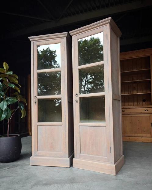 Smalle hoge vitrinekasten | Twee | Vergrijsd teak #2070, Huis en Inrichting, Kasten | Vitrinekasten, 200 cm of meer, 50 tot 100 cm