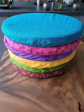 Stoelkussens regenboog beschikbaar voor biedingen