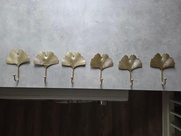 6 gouden wandhaken (in vorm van kleine bladeren) beschikbaar voor biedingen