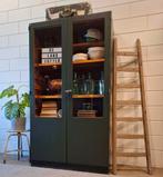 Vintage/Industriële diep groene schoolkast,Buffetkast, Gebruikt, 100 tot 150 cm, Ophalen of Verzenden, Glas