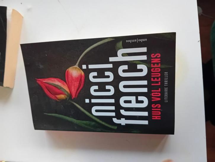 Nicci French - Huis vol leugens - special De Persgroep, Boeken, Thrillers, Zo goed als nieuw, Ophalen of Verzenden