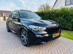 BMW X5 45e M-SPORT/PANO/SKYLOUNGE/SOFTCLOSE/HARMAN/PILOT/360, Auto's, BMW, Zwart, 2410 kg, Vierwielaandrijving, 71 km/l