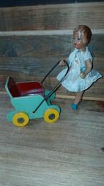 Hout klein poppenwagentje met popje, Antiek en Kunst, Ophalen of Verzenden