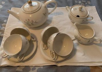 Te koop antiek theeservies beschikbaar voor biedingen