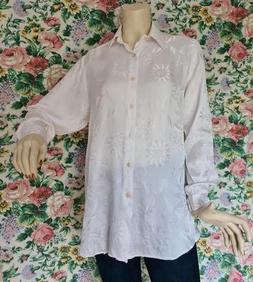 "Young Fashion" Witte glansbloes met bloempatroon. Mt.38 beschikbaar voor biedingen