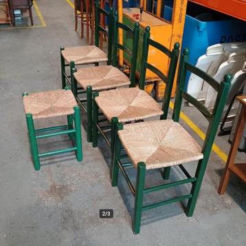 4 houten stoelen met rieten zitting en dito kruk samen 25 eu