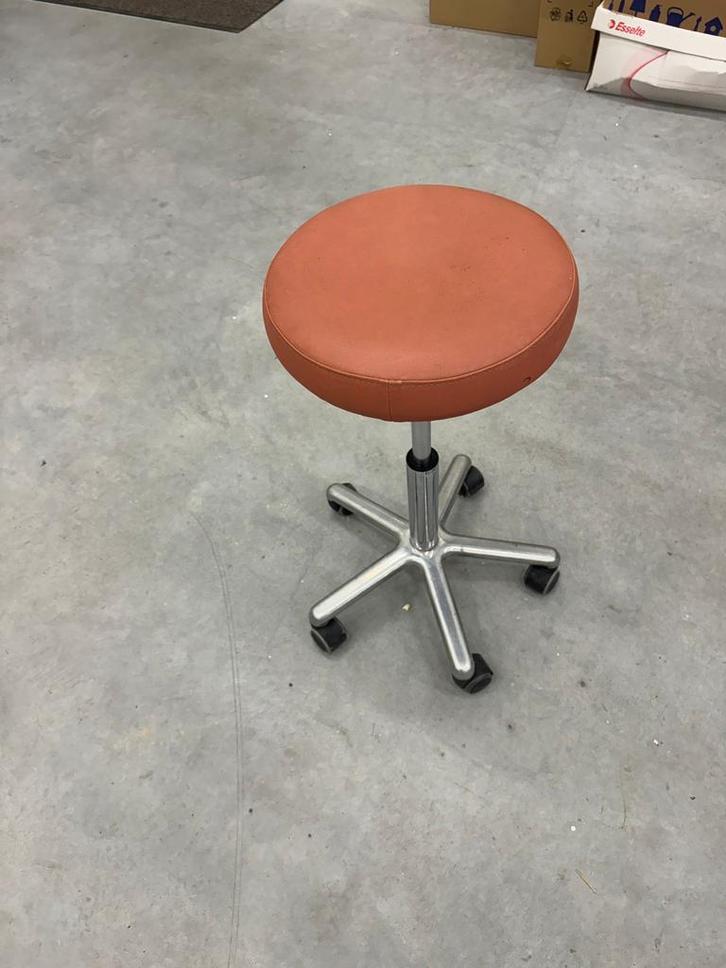Kapperskruk / Werkkruk leren zitting €25 p.st of in 1 koop, Huis en Inrichting, Stoelen, Gebruikt, Eén, Metaal, Overige kleuren