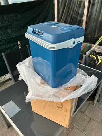 Koelbox voor in de auto 12v of normaal 220v  (NIEUW) beschikbaar voor biedingen