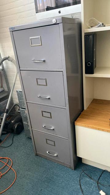 Archiefkast met slot / Engeland 130cm hoog  beschikbaar voor biedingen