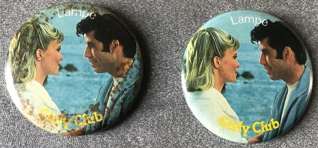 2 BUTTONS - GREESE (JOHN TRAVOLTA / OLIVIA NEWTON) - 5,5 CM, Verzamelen, Ophalen of Verzenden, Overige onderwerpen
