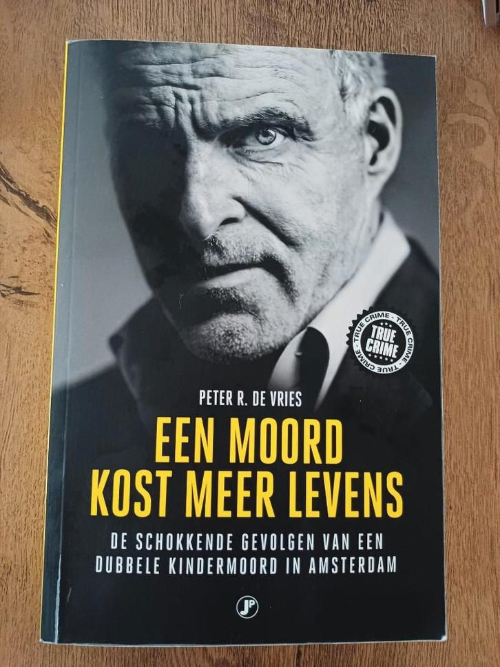 Een moord kost meer levens - Peter R. de Vries, Boeken, Overige Boeken, Zo goed als nieuw, Ophalen of Verzenden