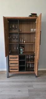 Stoere kast van hout en metaal, Ophalen