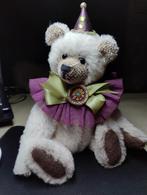 Teddybeer met strik, kraag, broche en muts NIEUW, Ophalen of Verzenden, Nieuw, Stoffen beer, Overige merken