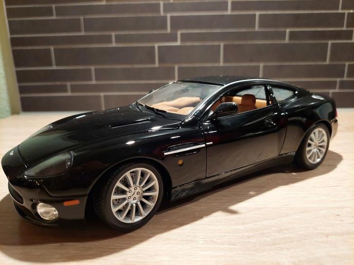 Bburago 1:18 Aston Martin V12 Vanquish - zwart - met doos, Hobby en Vrije tijd, Modelauto's | 1:18, Nieuw, Auto, Bburago, Ophalen of Verzenden