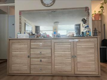 Houten kast met spiegel beschikbaar voor biedingen