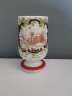 Opaalglas vaasje met afbeelding van een kasteel, Antiek en Kunst, Ophalen of Verzenden