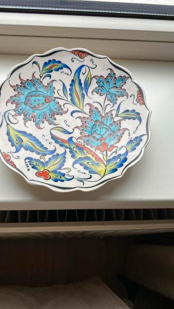 Porseleinen wandbordje in fleurige kleuren beschikbaar voor biedingen