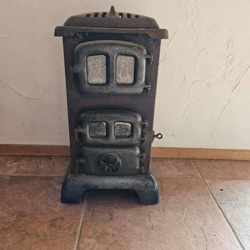 Kleine houtkachel beschikbaar voor biedingen