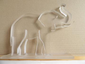 PLEXIGLAS BEELDJE VAN EEN OLIFANT beschikbaar voor biedingen