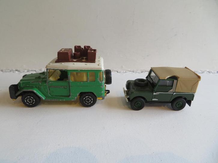 2x terreinauto Toyota Landcruiser en Landrover 1:32 en 1:43, Hobby en Vrije tijd, Modelauto's | Overige schalen, Gebruikt, Auto