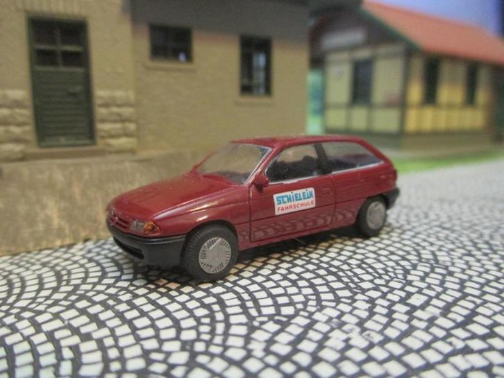 Opel Astra F Hatchback Rietze Lesauto / rijschool Schielein, Hobby en Vrije tijd, Modelauto's | 1:87, Zo goed als nieuw, Ophalen of Verzenden