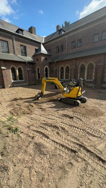 Te huur 1.2 ton minigraver met ervaren machinist beschikbaar voor biedingen