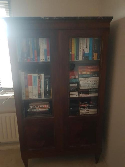 Vitrine kast met marmeren plaat, Huis en Inrichting, Kasten | Vitrinekasten, Gebruikt, 150 tot 200 cm, 50 tot 100 cm, 25 tot 50 cm