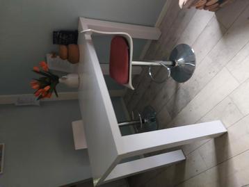 witte eettafel met twee barkrukken