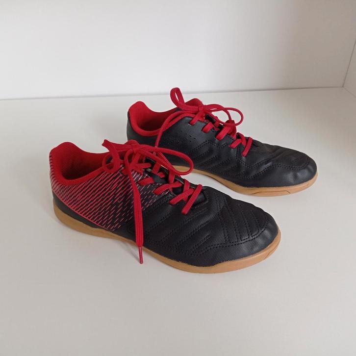 Kipsta voetbalschoenen / gymschoenen zwart / rood maat 36, Kinderen en Baby's, Kinderkleding | Schoenen en Sokken, Gebruikt, Sportschoenen