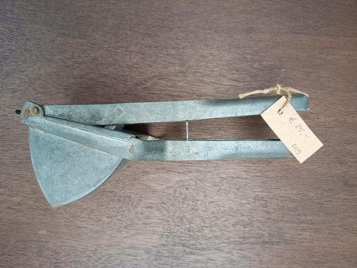 Vintage / oude aardappelperser, Antiek en Kunst, Curiosa en Brocante, Verzenden