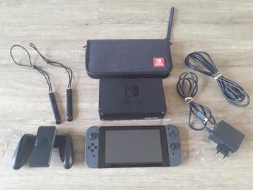 Nintendo Switch V2 Compleet in Top Staat + Beschermcase  beschikbaar voor biedingen