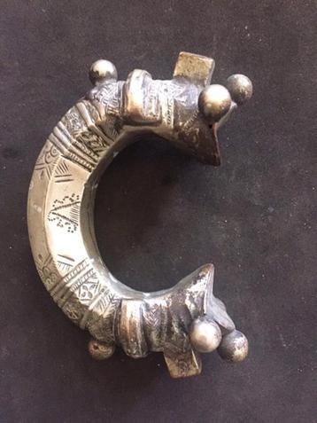 armband tribal makara rajasthan india antiek wit metaal beschikbaar voor biedingen