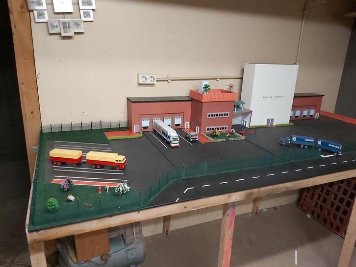 Diorama 1:50 met vrachtwagens en gebouwen, Hobby en Vrije tijd, Modelauto's | 1:50, Gebruikt, Bus of Vrachtwagen, Overige merken